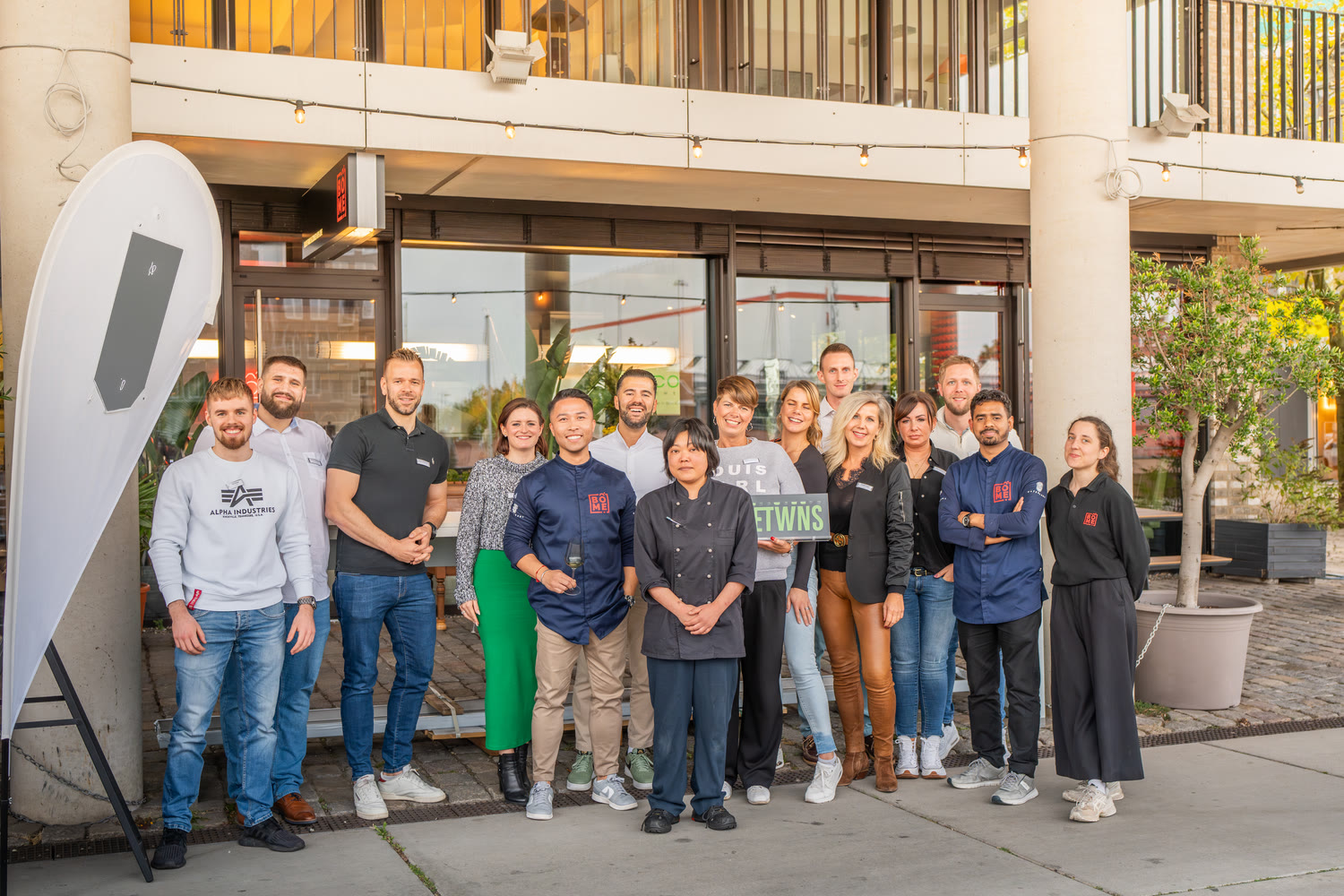 Gruppen-Event vor dem BOME Restaurant