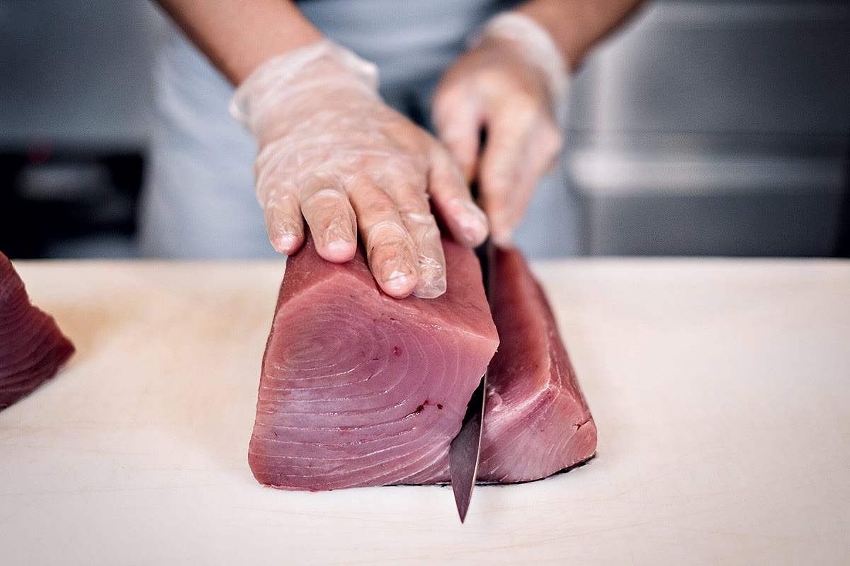 Frischer Thunfisch, von Hand geschnitten — à la minute